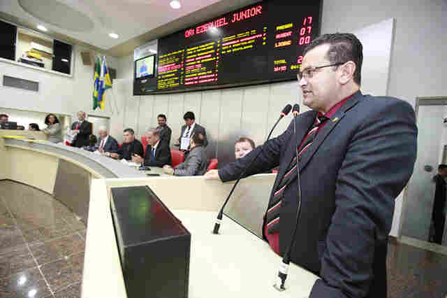 Ezequiel destina emenda para recuperação de vicinais em Vale do Anari