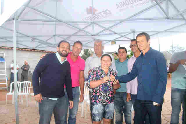 Prefeito Charles Gomes e deputados Laerte Gomes e Marcelino Tenório entregam 40 casas populares em Vale do Paraíso