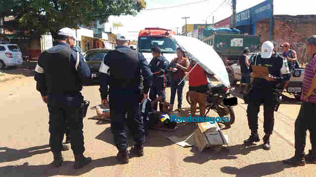 Motociclista sofre queda após ser fechado por carro na zona leste