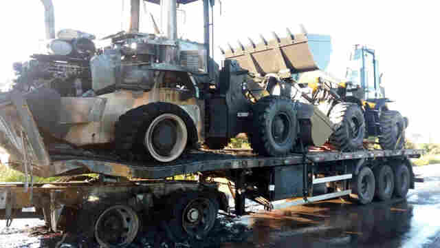 Moto incendeia após colisão em carreta na BR-364; PM fica gravemente ferido