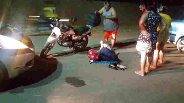 Casal cai de moto após atropelar cachorro solto na rua em Porto Velho