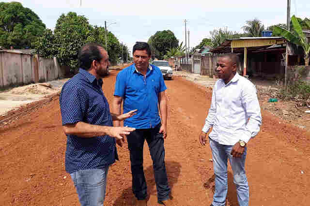 Laerte Gomes fiscaliza obras de recuperação em ruas e avenidas de Presidente Médici
