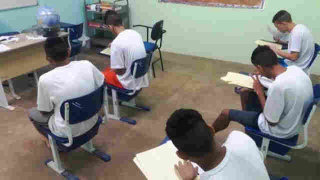 Adolescentes internos fazem provas de mudança de nível de escolaridade em Rondônia