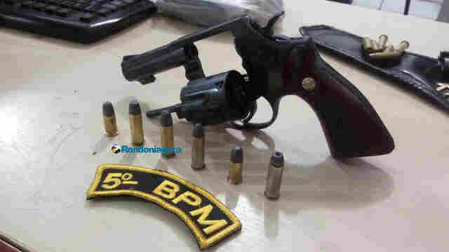 Jovem é preso com revólver e pilotando moto sem habilitação