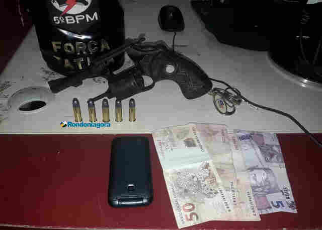 Polícia prende dois suspeitos com revólver e evita possível roubo de caminhonete