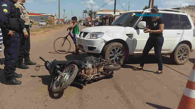 Vídeo: mulher fica ferida em grave acidente entre carro e moto na Capital