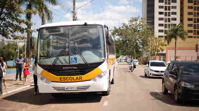 Prefeitura recebe ônibus para fazer o transporte de professores da zona rural