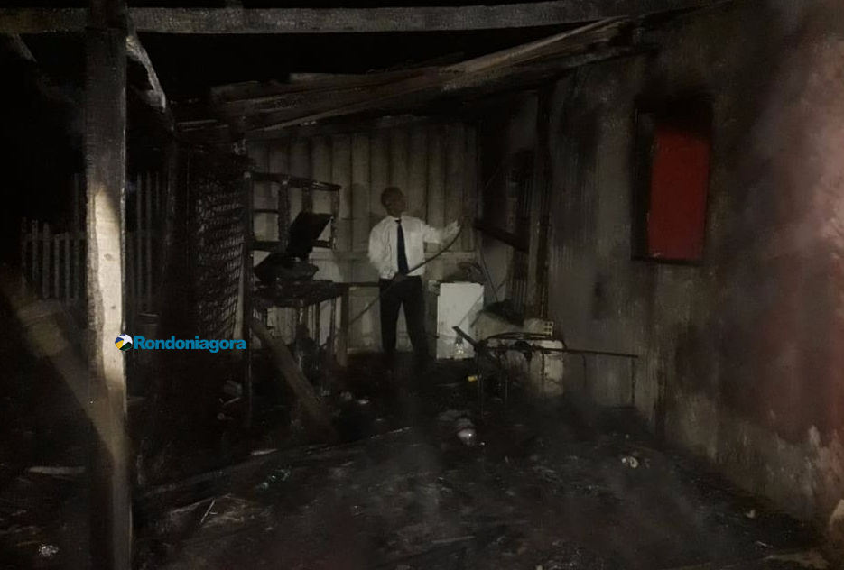 Incêndio destrói parte de casa na Zona Leste da Capital