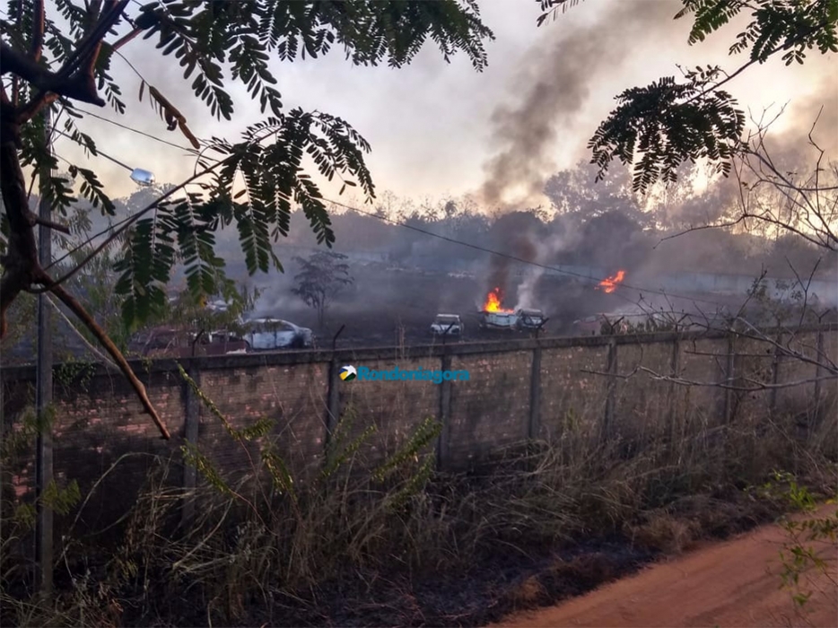 Incêndio destrói vários veículos no depósito da Sesdec; fotos e vídeo