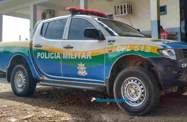 Vítima se esconde na casa de amigo para não ser morto a tiros por criminosos