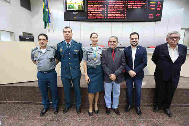 Aélcio da TV homenageia policias militares participantes do Proerd