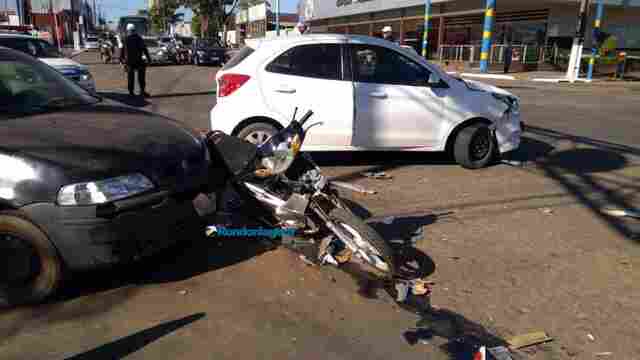 Motorista avança sinal vermelho e atropela motociclista em cruzamento de Porto Velho
