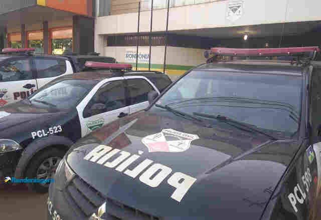 Embriagado, homem arromba porta de casa e ameaça matar pais com barra de ferro