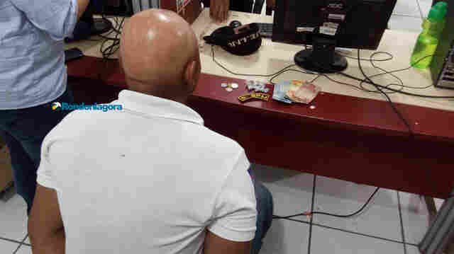 Homem é preso ao ser flagrado vendendo droga em praça da Zona Leste