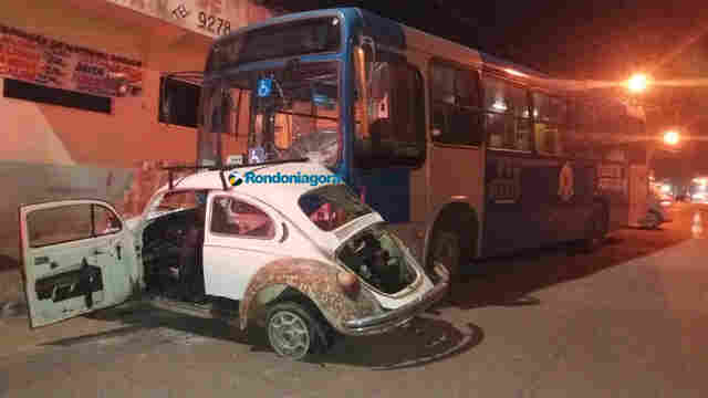 Motorista de Fusca avança preferencial e acaba sendo atingido por ônibus coletivo