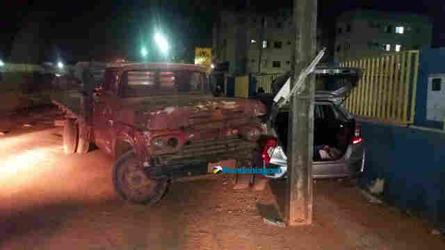 Caminhão colide em carro após passar em buraco e quebrar barra de direção em Porto Velho