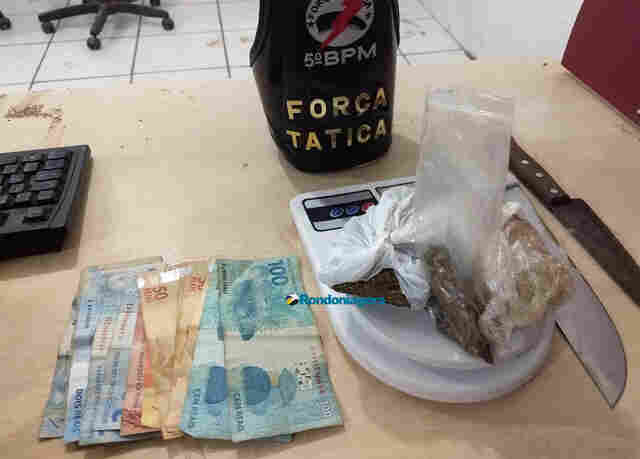 Após denúncia, PM prende jovem vendendo drogas na presença do filho de 3 anos