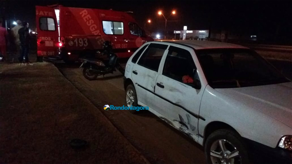 Colisão entre carro e moto na marginal da BR-364 deixa uma pessoas ferida