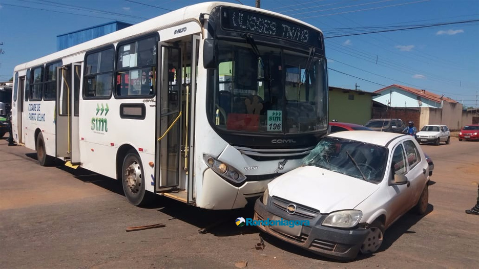 Motorista invade preferencial e é atingido por ônibus coletivo em Porto Velho