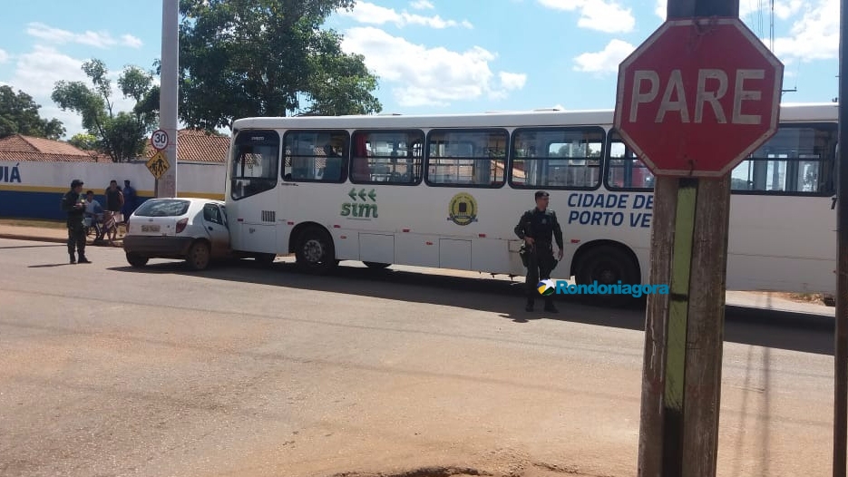 Motorista invade preferencial e é atingido por ônibus coletivo em Porto Velho