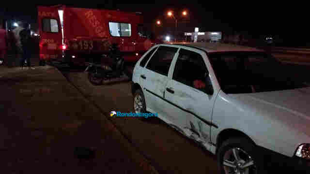Colisão entre carro e moto na marginal da BR-364 deixa uma pessoas ferida