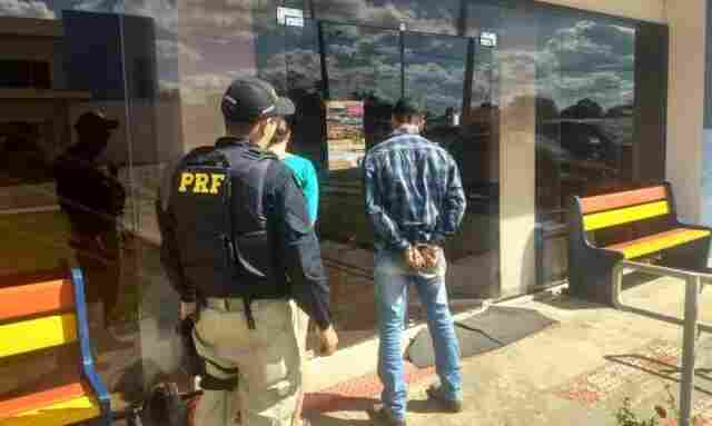 Agentes da PRF prendem casal transportando quase 5 kg de cocaína