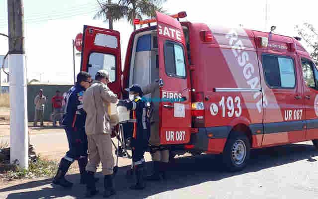 Adolescente fica ferido em acidente de moto na Zona Leste