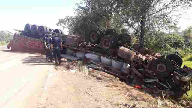 Motorista morre após colisão de carreta e caminhão na BR-364