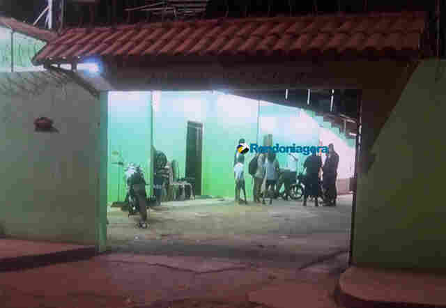 Jovem reage a tentativa de assalto e é baleado em vila de apartamentos na Capital