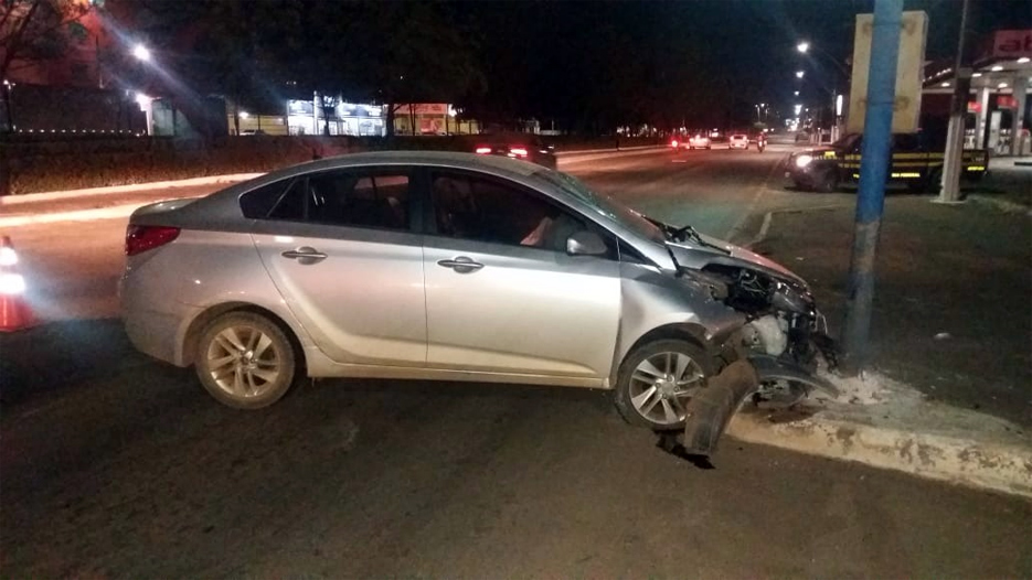 Mulher avança sinal vermelho, colide moto em carro e foge deixando adolescente ferida