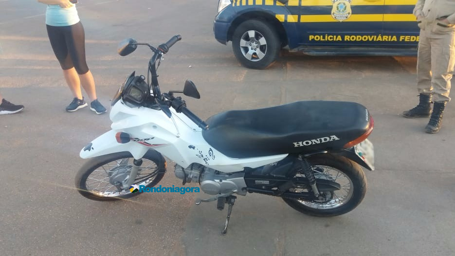 Mulher avança sinal vermelho, colide moto em carro e foge deixando adolescente ferida