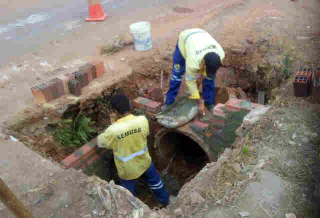 Semusb limpa e reconstrói coletora na Benedito Inocêncio, em Porto Velho