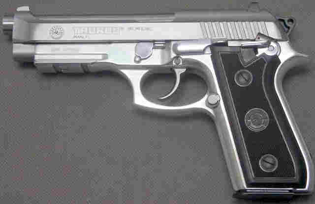 Adolescentes são apreendidos com pistola e alegam que iriam matar desafeto