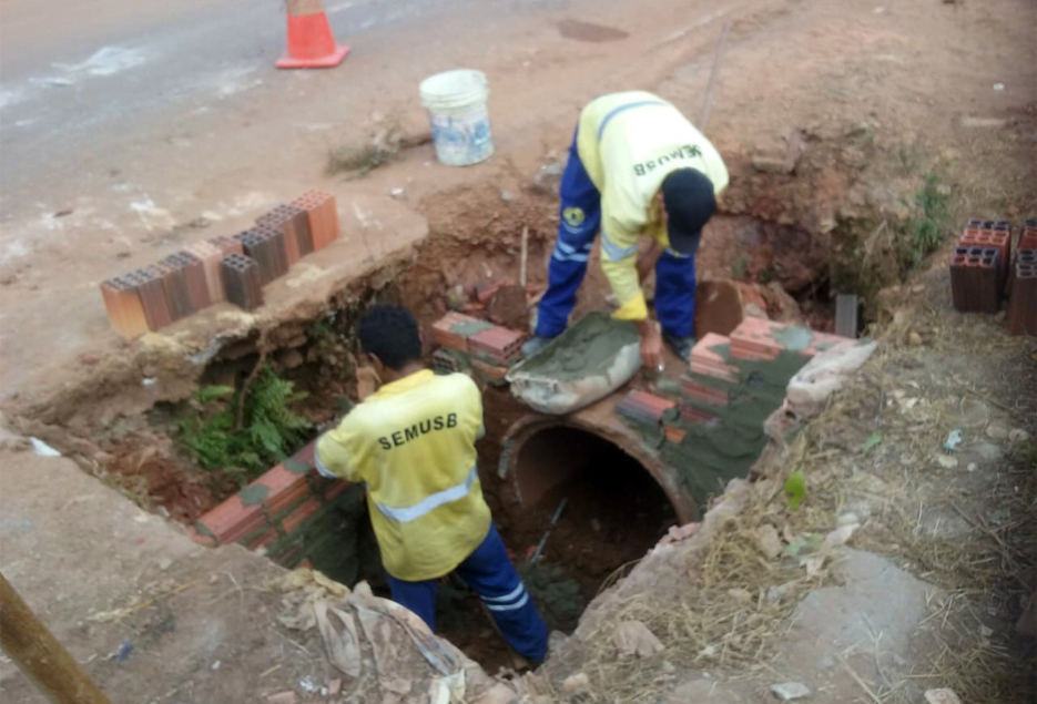 Semusb limpa e reconstrói coletora na Benedito Inocêncio, em Porto Velho