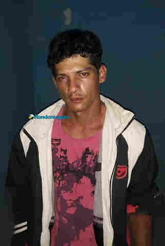 Homem é preso após matar esposa a facada na frente do enteado