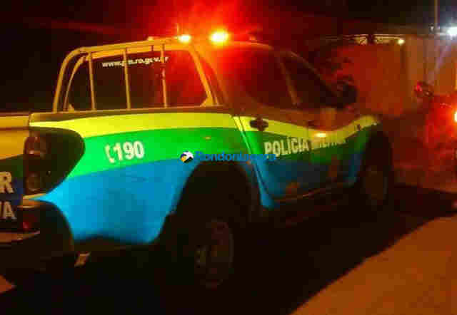 Homem mata a esposa na frente do filho com uma facada no pescoço