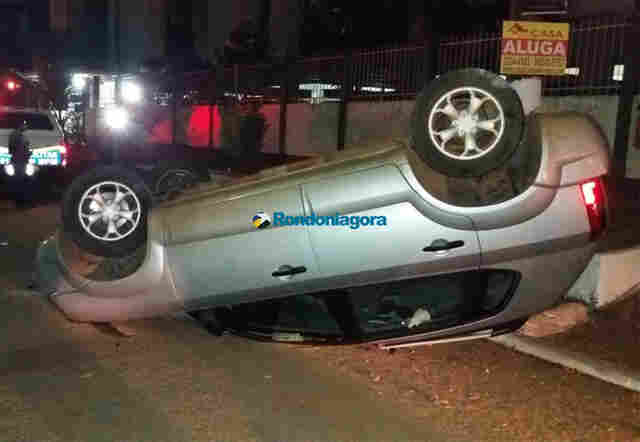 Motorista abandona carro após capotamento em Porto Velho
