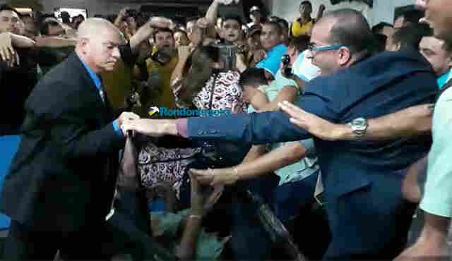 Vídeo: Clima é de grande tensão na Câmara entre motoristas de ônibus e taxistas