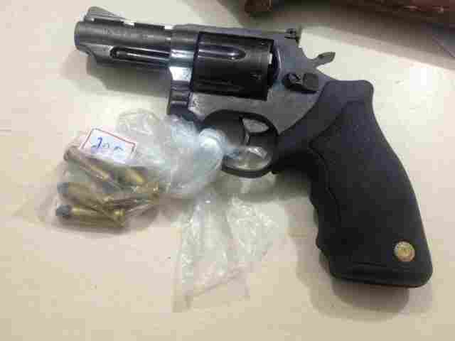 Adolescente é flagrada com revólver e diz que namorado preso ordenou execução da ex-esposa