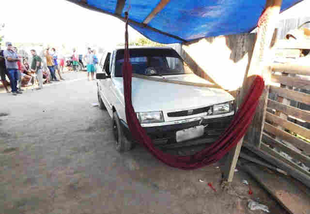 Mulher inabilitada atropela e mata criança de quatro meses no colo da mãe