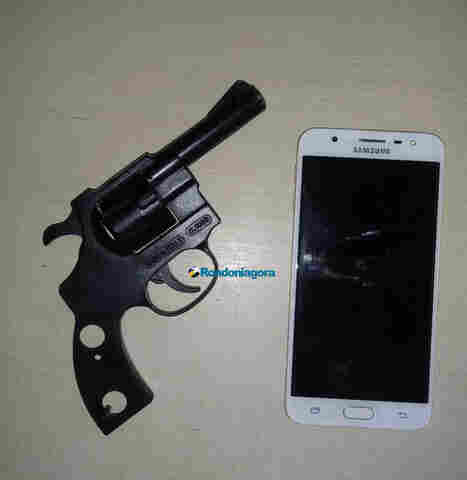 Adolescentes colidem moto contra viatura da PM e são apreendidos com revólver