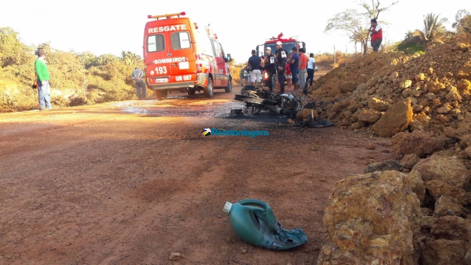 Galões de gasolina explodem em acidente e deixam corpo de homem em chamas