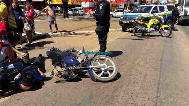 Colisão entre motos deixa duas vítimas feridas em frente a rodoviária