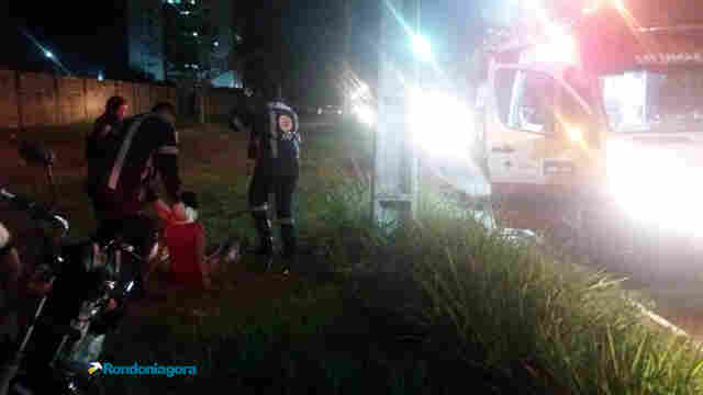 Mulher cai de moto após perder controle do veículo e fica ferida em Porto Velho