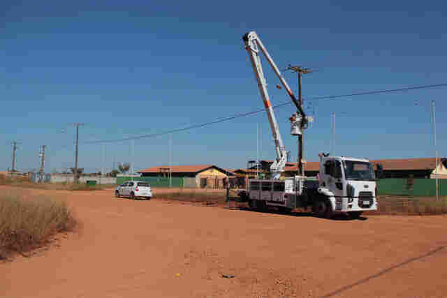 Emdur realiza reparos na iluminação do Parque Amazônia e em Vista Alegre do Abunã