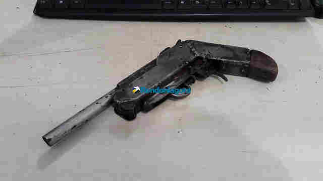 Após ser denunciado, adolescente é detido com arma em condomínio