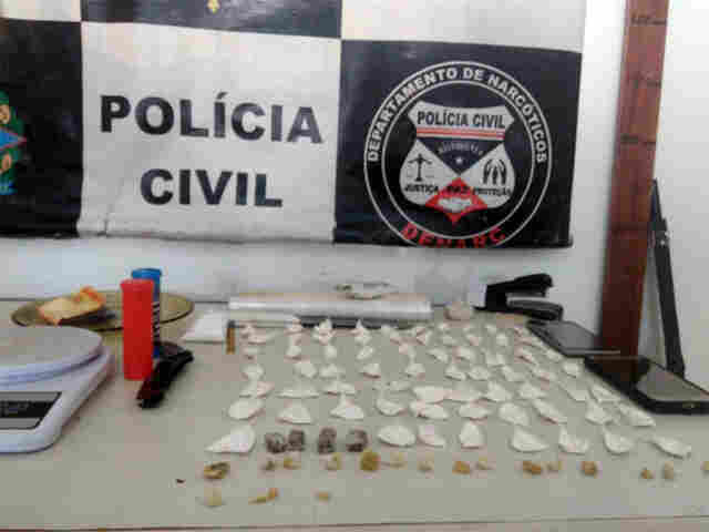 Irmãos são presos com drogas em residência na zona norte da Capital