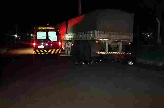 Motorista morre após bater moto em traseira de caminhão