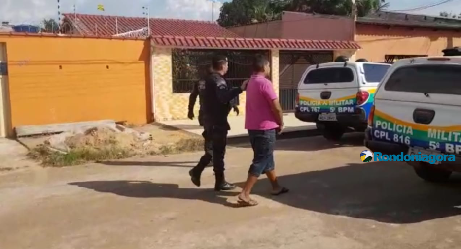 Dois jovens e um adolescente são flagrados após roubar celular de mulheres em supermercado