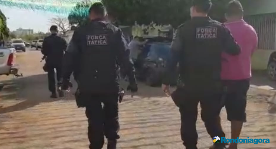 Dois jovens e um adolescente são flagrados após roubar celular de mulheres em supermercado